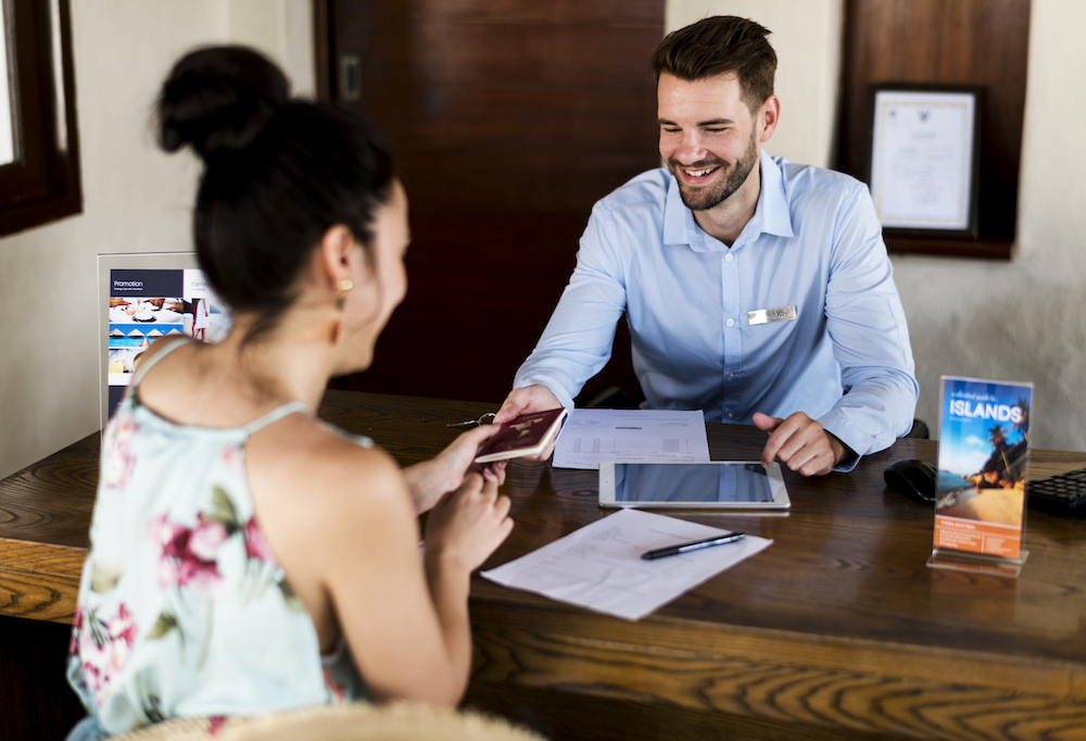 Como falar com um hóspede? Veja a importância de um bom atendimento